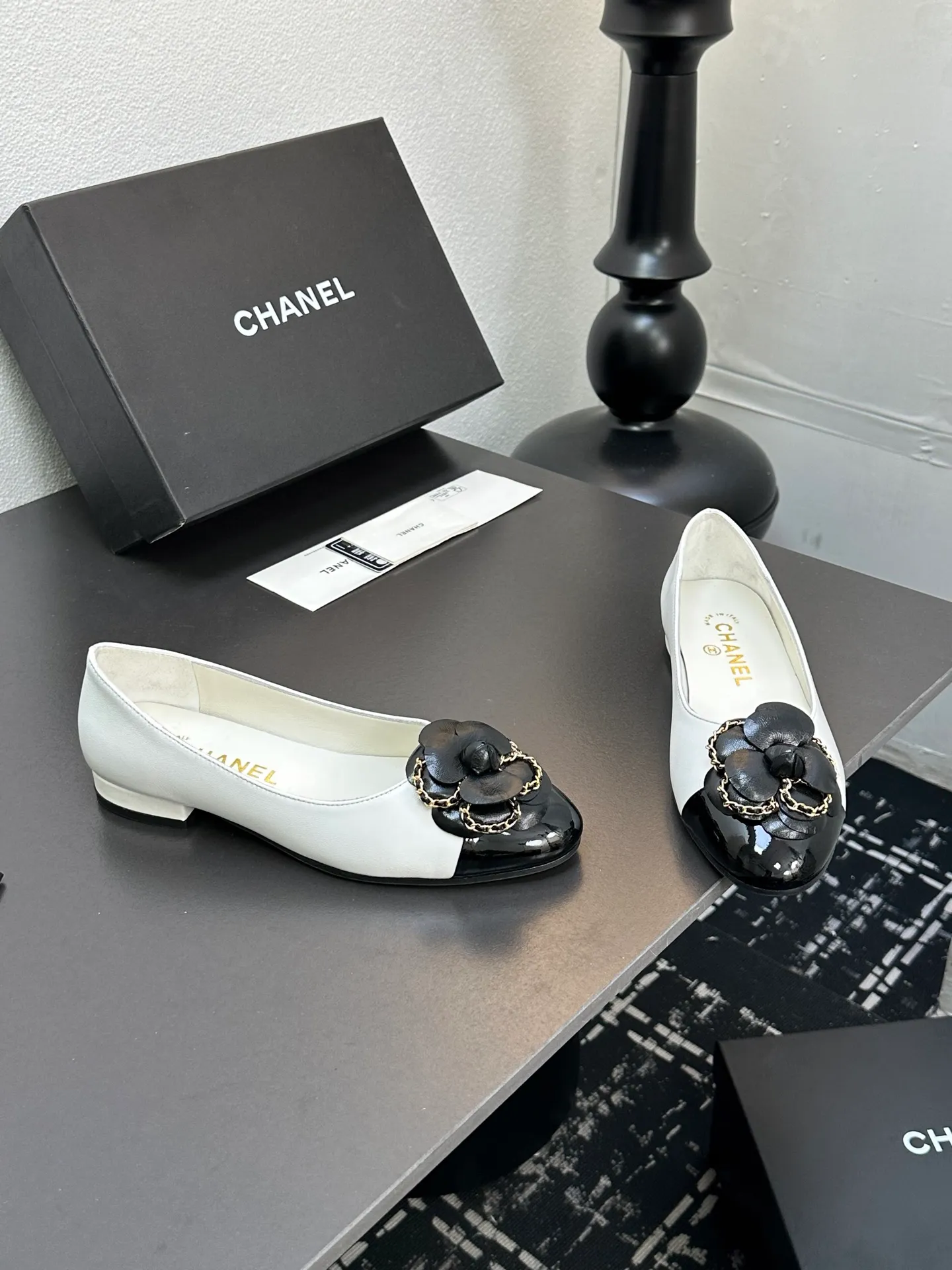 👟👟Ex-factory price 600👟👟 CHANEL｜Chanel Chanel 25C early spring new product Camellia series flat shoes This season’s Camellia series is really beautiful😍 Grandma Xiang’s family has always had the elegant and ladylike temperament, full of high-end sense! It’s very nice on the feet~ Whether worn barefoot or paired with skirts or trousers, it’s very versatile! Incomparably beautiful! Extraordinarily fairy 🧚 Overwhelmingly girly‼ ️ The upper is made of imported lambskin, the lining is made of mixed sheepskin, and the Italian A-grade leather outsole Size: 35-39 (40/41 customized)